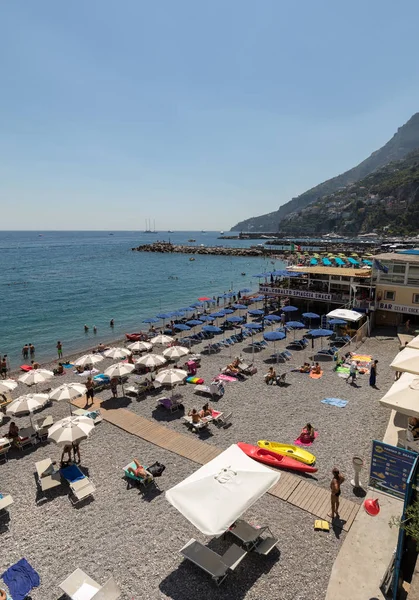 Amalfi Italia Giugno 2017 Gente Riposa Una Giornata Sole Sulla — Foto Stock