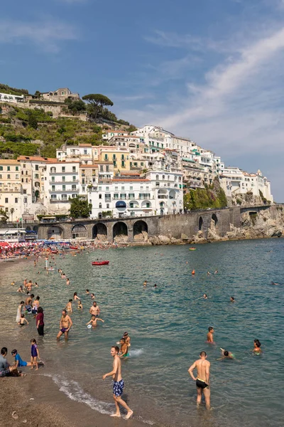 Amalfi Itália Junho 2017 Pessoas Descansam Dia Ensolarado Praia Amalfi — Fotografia de Stock