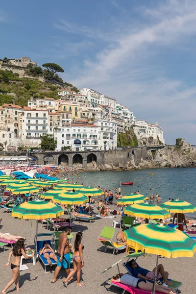 Amalfi Itália Junho 2017 Pessoas Descansam Dia Ensolarado Praia Amalfi — Fotografia de Stock