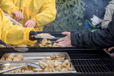 Yoksul ve evsizler için sıcak yemek