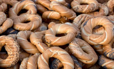 Tuz, haşhaş ve susam ile geleneksel Krakow prezels