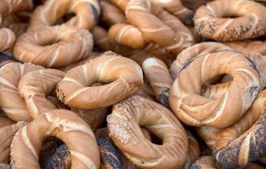 Tuz, haşhaş ve susam ile geleneksel Krakow prezels