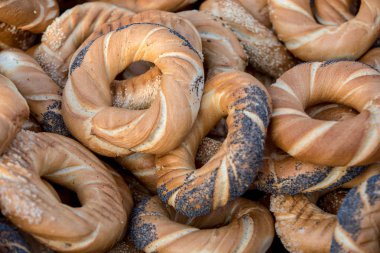 Tuz, haşhaş ve susam ile geleneksel Krakow prezels