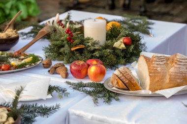 Masaya Noel yiyecek ile Noel ağacı süsleme