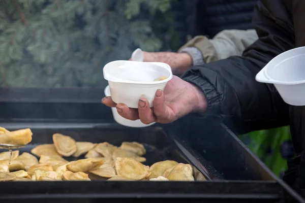 貧しい人々とホームレスのための暖かい食べ物 — ストック写真
