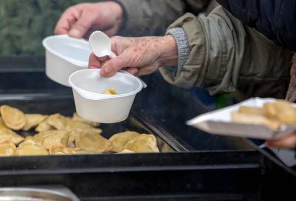 Ciepłe Jedzenie Dla Biednych Bezdomnych — Zdjęcie stockowe