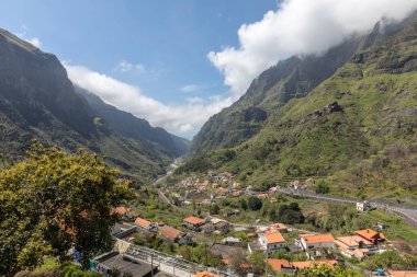 Madeira Adası 'ndaki Boca da Encumeada geçidine bakın. Portekiz
