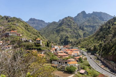 Madeira Adası 'ndaki Boca da Encumeada geçidine bakın. Portekiz