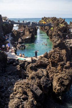 Porto Moniz, Madeira, Portekiz - 18 Nisan 2018: Madeira Adası 'ndaki Porto Moniz' in doğal kaya havuzu. Portekiz. Atlantik Okyanusu 'ndan gelen suyla umumi bir banyo..