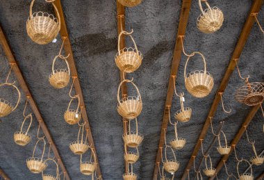 Camacha, Madeira, Portekiz - 19 Nisan 2018: Hasır sepetleri satış Camacha Madeira Adası üzerinde bir fabrika dükkanda. Portekiz