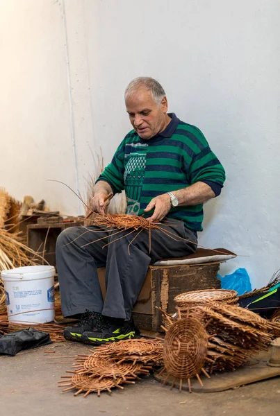 Camacha Madeira Portugal April 2018 Een Mandenwever Aan Het Werk — Stockfoto