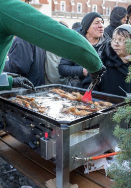 Krakov, Polonya - 16 Aralık 2018: Noel arifesi yoksul ve Cracow ana meydanında evsizlere için. Her yıl grup Kosciuszko Cracow açık havada büyük eve hazırlar. Polonya