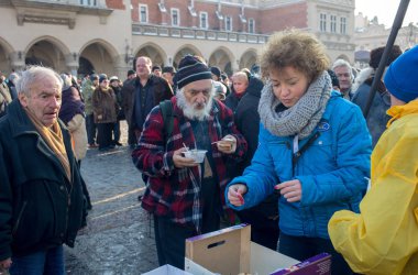 Krakov, Polonya - 16 Aralık 2018: Noel arifesi yoksul ve Cracow ana meydanında evsizlere için. Her yıl grup Kosciuszko Cracow açık havada büyük eve hazırlar. Polonya