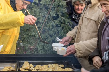 Krakov, Polonya - 16 Aralık 2018: Noel arifesi yoksul ve Cracow ana meydanında evsizlere için. Her yıl grup Kosciuszko Cracow açık havada büyük eve hazırlar. Polonya