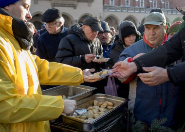 Krakov, Polonya - 16 Aralık 2018: Noel arifesi yoksul ve Cracow ana meydanında evsizlere için. Her yıl grup Kosciuszko Cracow açık havada büyük eve hazırlar. Polonya