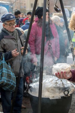 Krakov, Polonya - 16 Aralık 2018: Noel arifesi yoksul ve Cracow ana meydanında evsizlere için. Her yıl grup Kosciuszko Cracow açık havada büyük eve hazırlar. Polonya