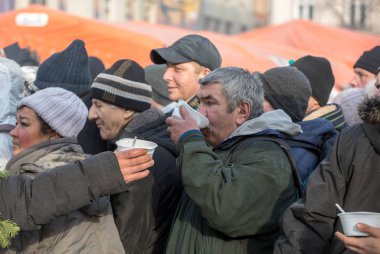 Krakov, Polonya - 16 Aralık 2018: Noel arifesi yoksul ve Cracow ana meydanında evsizlere için. Her yıl grup Kosciuszko Cracow açık havada büyük eve hazırlar. Polonya