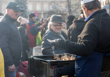 Krakov, Polonya - 16 Aralık 2018: Noel arifesi yoksul ve Cracow ana meydanında evsizlere için. Her yıl grup Kosciuszko Cracow açık havada büyük eve hazırlar. Polonya