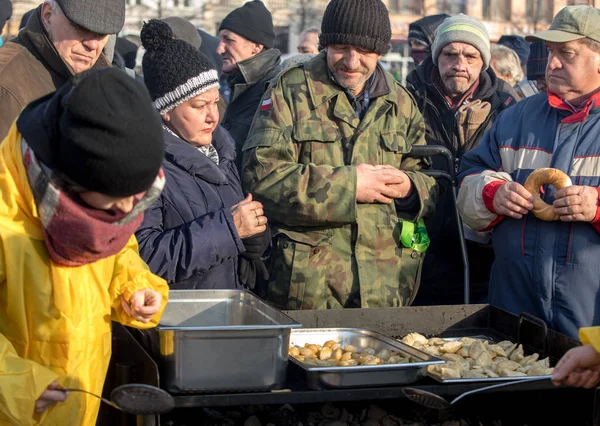 카우의 광장에 노숙자와 가난한에 폴란드 2018 크리스마스 Kosciuszko 최고의 카우에서 — 스톡 사진