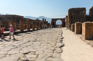 Pompei, İtalya - 15 Haziran 2017: Bir eski Arnavut kaldırımlı sokakta Pompei, İtalya kalıntıları. Roma şehri Vesuvius volkan tarafından tahrip.