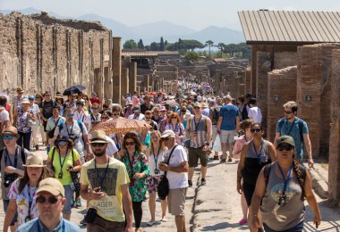 Pompei, İtalya - 15 Haziran 2017: Ünlü arkeolojik sitesi Pompeii Unesco miras. Kalabalık turist kavurucu güneşin altında.