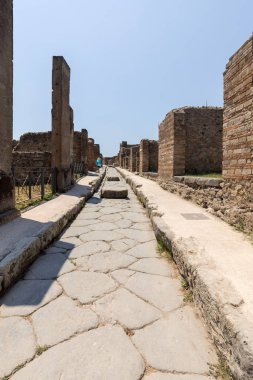  İtalya 'nın Pompeii harabelerinde antik bir kaldırım. Roma şehri Vezüv yanardağı tarafından yok edildi..