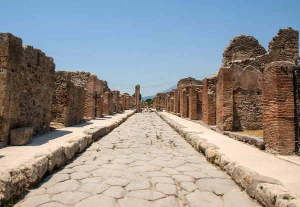  İtalya 'nın Pompeii harabelerinde antik bir kaldırım. Roma şehri Vezüv yanardağı tarafından yok edildi..