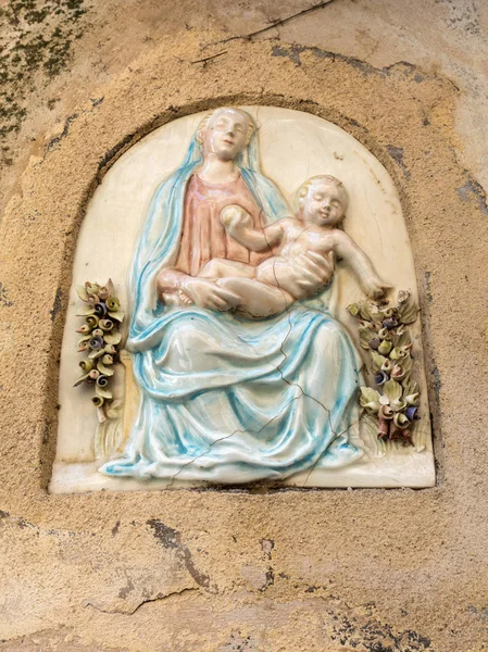 Bas Relief Céramique Vierge Marie Avec Jésus Sur Mur Maison — Photo