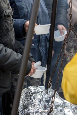 Yoksul ve evsizler için sıcak yemek
