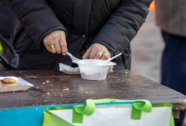 Теплая Еда Бедных Бездомных — стоковое фото