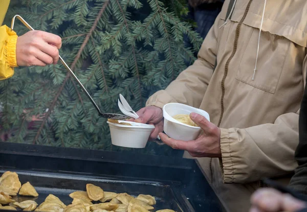 Теплая Еда Бедных Бездомных — стоковое фото