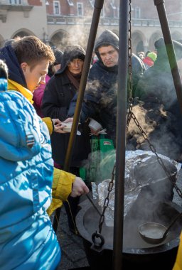 Krakov, Polonya - 16 Aralık 2018: Noel arifesi yoksul ve Cracow ana meydanında evsizlere için. Her yıl grup Kosciuszko Cracow açık havada büyük eve hazırlar. Polonya