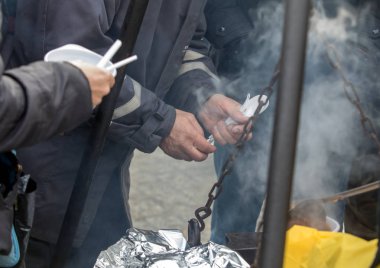 Yoksul ve evsizler için sıcak yemek