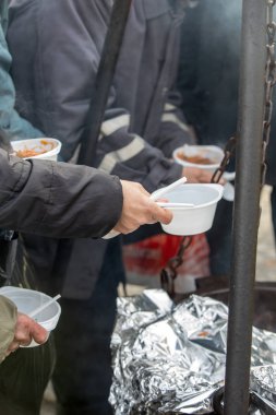 Yoksul ve evsizler için sıcak yemek