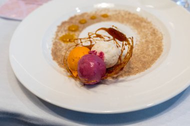 Dondurma karamel ve şeker ile dekore edilmiş renkli kaşık toz