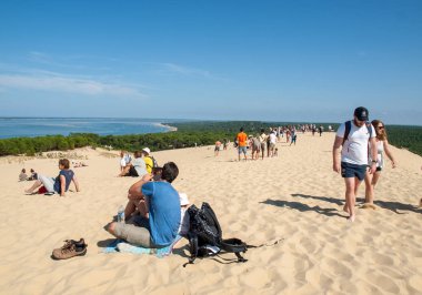 Pilat Kumulu, Fransa - 10 Eylül 2018: Avrupa 'nın en uzun kum tepesi olan Pilat Kumulundaki İnsanlar. La Teste-de-Buch, Arcachon Körfezi, Aquitaine, Fransa 