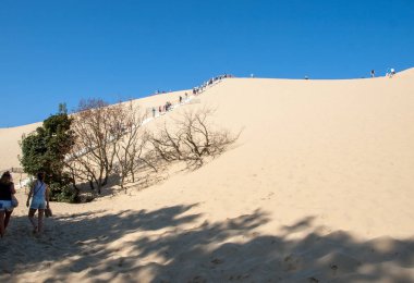 Dune Pilat, Fransa - Eylül 10,2018: Dune du Pilat, Aquitaine, Fransa Avrupa tırmanma insanlar 