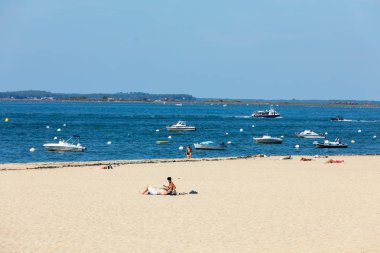 Arcachon, Fransa - 10 Eylül 2018: İnsanlar güneşli bir gün Arcachon, Fransa için kum plajındaki tadını çıkarıyor
