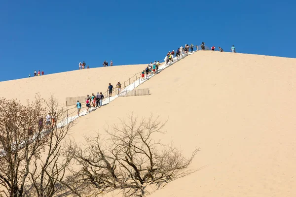 Dune Pilat, Fransa - Eylül 10,2018: Dune du Pilat, Aquitaine, Fransa Avrupa tırmanma insanlar 