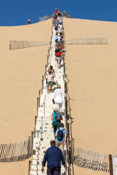 Dune Pilat, Fransa - Eylül 10,2018: Dune du Pilat, Aquitaine, Fransa Avrupa tırmanma insanlar 
