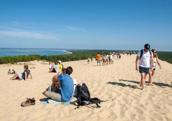 Pilat Kumulu, Fransa - 10 Eylül 2018: Avrupa 'nın en uzun kum tepesi olan Pilat Kumulundaki İnsanlar. La Teste-de-Buch, Arcachon Körfezi, Aquitaine, Fransa 