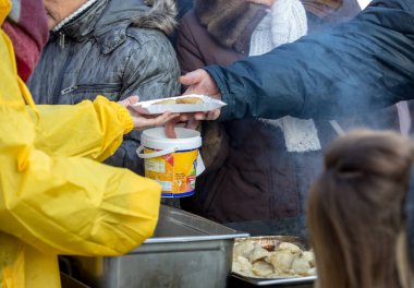 Krakov, Polonya - 16 Aralık 2018: Noel arifesi yoksul ve Cracow ana meydanında evsizlere için. Her yıl grup Kosciuszko Cracow açık havada büyük eve hazırlar. Polonya