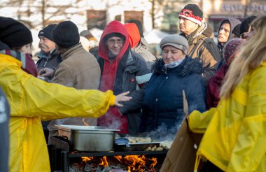 Krakov, Polonya - 16 Aralık 2018: Noel arifesi yoksul ve Cracow ana meydanında evsizlere için. Her yıl grup Kosciuszko Cracow açık havada büyük eve hazırlar. Polonya