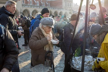 Krakov, Polonya - 16 Aralık 2018: Noel arifesi yoksul ve Cracow ana meydanında evsizlere için. Her yıl grup Kosciuszko Cracow açık havada büyük eve hazırlar. Polonya