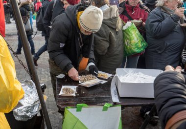 Krakov, Polonya - 16 Aralık 2018: Noel arifesi yoksul ve Cracow ana meydanında evsizlere için. Her yıl grup Kosciuszko Cracow açık havada büyük eve hazırlar. Polonya