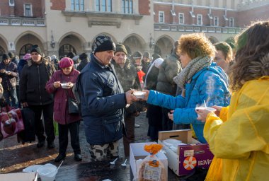 Krakov, Polonya - 16 Aralık 2018: Noel arifesi yoksul ve Cracow ana meydanında evsizlere için. Her yıl grup Kosciuszko Cracow açık havada büyük eve hazırlar. Polonya