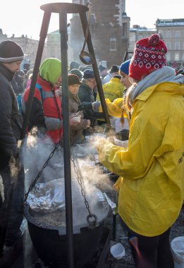 Krakov, Polonya - 16 Aralık 2018: Noel arifesi yoksul ve Cracow ana meydanında evsizlere için. Her yıl grup Kosciuszko Cracow açık havada büyük eve hazırlar. Polonya