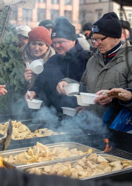 Krakov, Polonya - 16 Aralık 2018: Noel arifesi yoksul ve Cracow ana meydanında evsizlere için. Her yıl grup Kosciuszko Cracow açık havada büyük eve hazırlar. Polonya