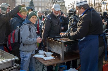 Krakov, Polonya - 16 Aralık 2018: Noel arifesi yoksul ve Cracow ana meydanında evsizlere için. Her yıl grup Kosciuszko Cracow açık havada büyük eve hazırlar. Polonya