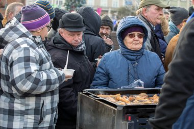 Krakov, Polonya - 16 Aralık 2018: Noel arifesi yoksul ve Cracow ana meydanında evsizlere için. Her yıl grup Kosciuszko Cracow açık havada büyük eve hazırlar. Polonya